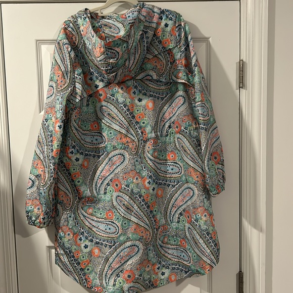 Vera Bradley rain jacket with food size medium nwt - Picture 5 of 5